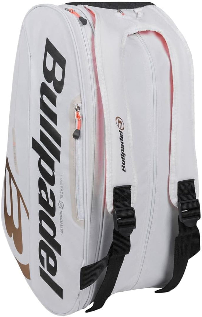 - Paletero Tour Blanco, Con Detalles En Negro Y Naranja, Con Bolsillos Para Palas, Compartimento Para Ropa O Material Y Bolsillos Auxiliares, Asas Acolchadas Y De Mano Para Transportar