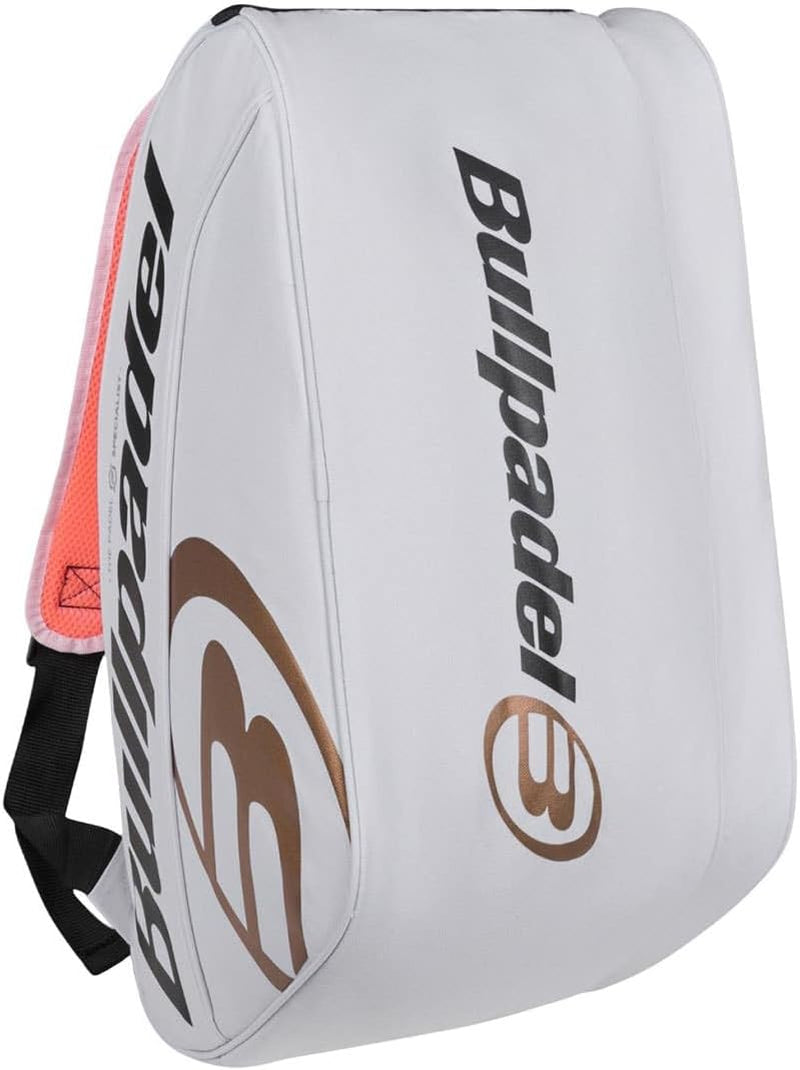 - Paletero Tour Blanco, Con Detalles En Negro Y Naranja, Con Bolsillos Para Palas, Compartimento Para Ropa O Material Y Bolsillos Auxiliares, Asas Acolchadas Y De Mano Para Transportar