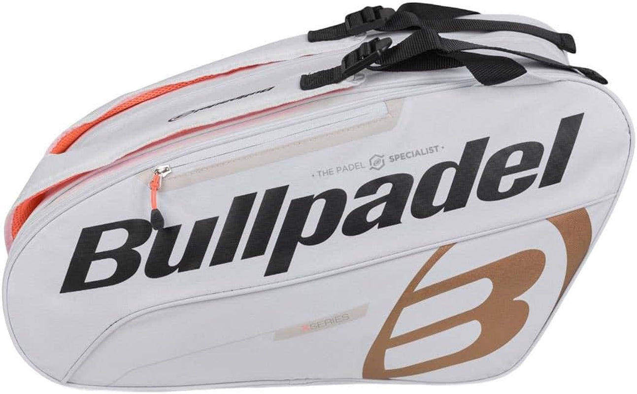 - Paletero Tour Blanco, Con Detalles En Negro Y Naranja, Con Bolsillos Para Palas, Compartimento Para Ropa O Material Y Bolsillos Auxiliares, Asas Acolchadas Y De Mano Para Transportar